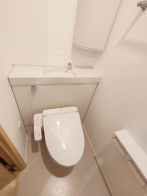 トイレ　2Fトイレもお手入れ簡単なトイレを採用しています。