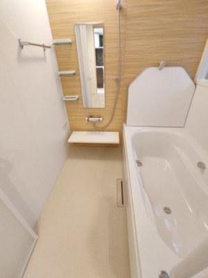 浴室　ユニットバス。一畳サイズの広さです。