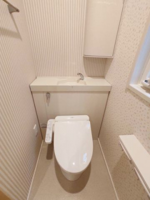 トイレ　1Fトイレ。給水タンクを壁と一体化し掃除も簡単！収納たっぷりです。