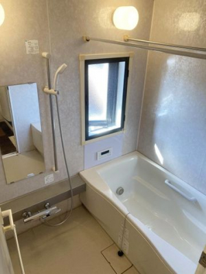 浴室　ユニットバス。浴室に窓があります。