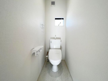 トイレ　清潔感にあふれた空間と機能的な洗浄装置。毎日何度も使う場所だから快適に。便利に。