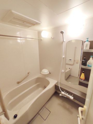 浴室　ユニットバス。浴室乾燥機付きです。