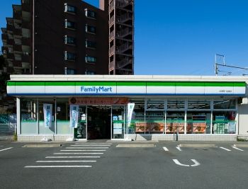 ���ӊ��@�t�@�~���[�}�[�g���É���F��X 270m