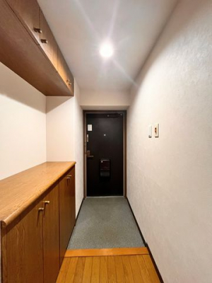 ���ց@����