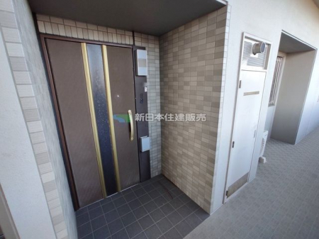 ���ց@����