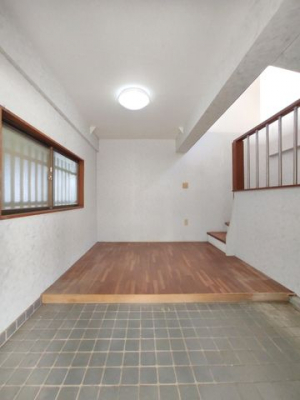 ���ց@����