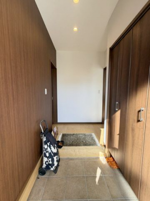 ���ց@����