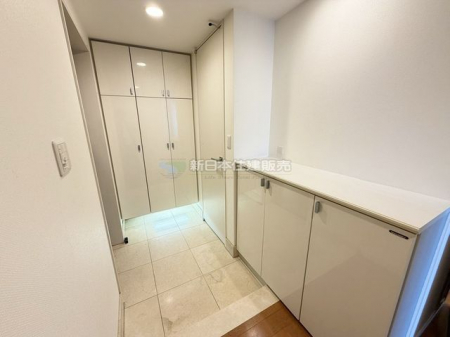 ���ց@����