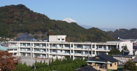 ���ӊ��@�ɓ��s���C�P���쏬�w�Z �k��4���B 310m